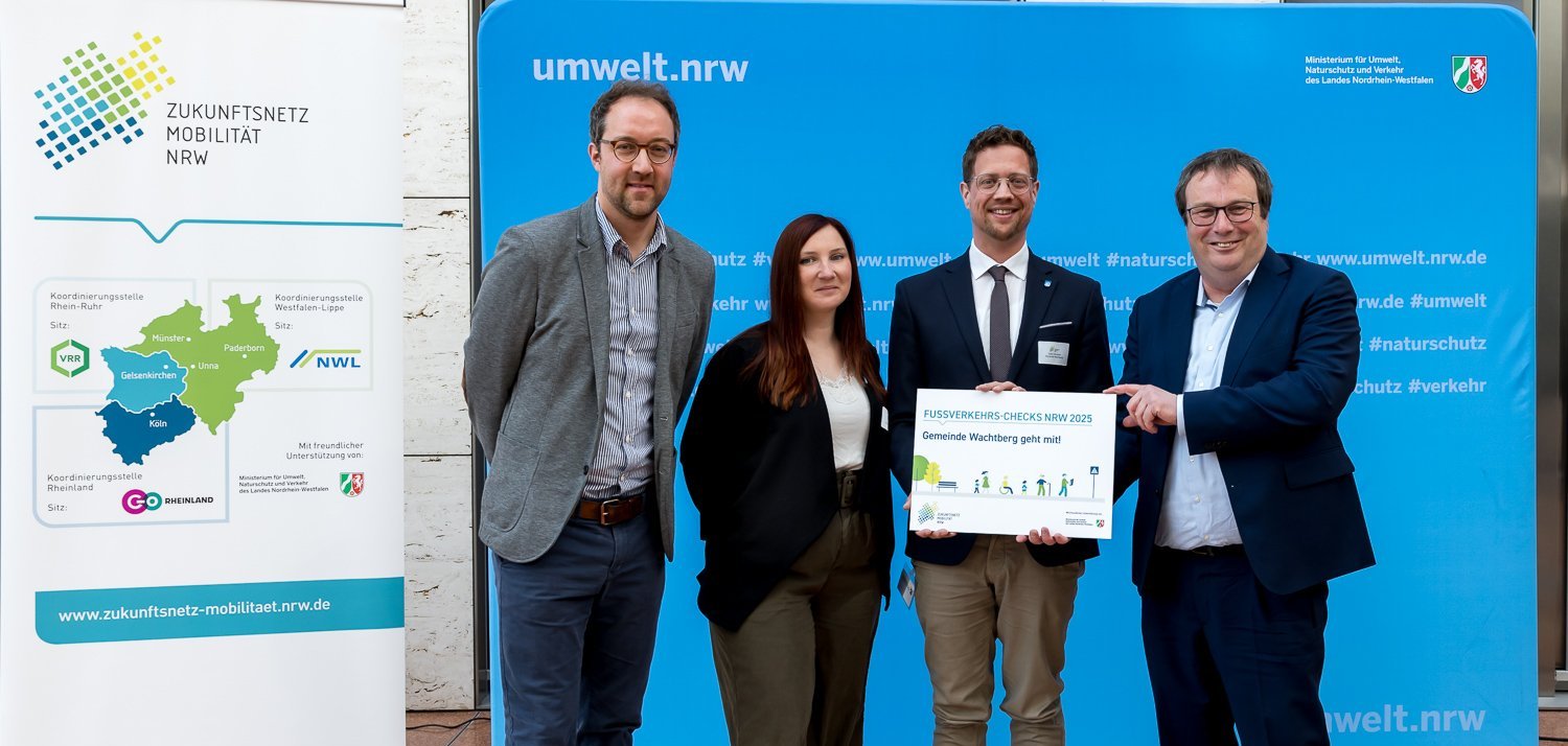 Zukunftsnetz Mobilität NRW „Fußverkehrs-Checks NRW 2025“ am 09.04.2025
im Ministerium für Umwelt, Naturschutz und Verkehr Urkundenübergabe an die Gewinnerkommune durch Oliver Krischer, Minister für Umwelt, Naturschutz und Verkehr NRW. © Smilla