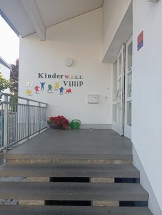 Kinderwelt Eingang mit logo Kinderwelt Eingang mit logo