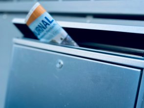 Briefkasten mit einer Zeitung