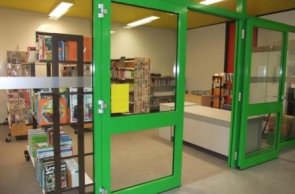 Schulbücherei Berkum: Hinter der Glastür beginnt das Leseparadies. (Foto: Privat) Schulbücherei Berkum: Hinter der Glastür beginnt das Leseparadies. (Foto: Privat)