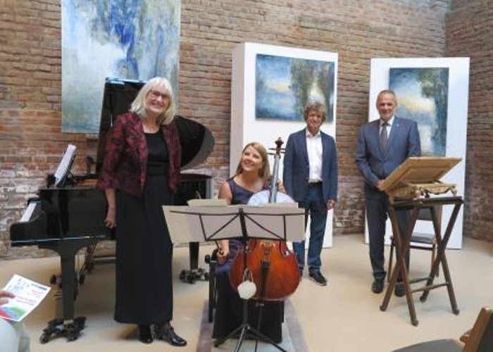 Eröffnungskonzert: (v.l.) Ingrid Wessels und Natalia Kazakova mit Gastgeber Michael Franke und Bürgermeister Jörg Schmidt. (Foto: Gemeinde Wachtberg/mm)