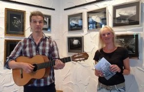 Lesung mit der Autorin Annette Arndt, begleitet von Gitarrist Joachim Walter (l.). (Foto: Gemeinde Wachtberg/mf)