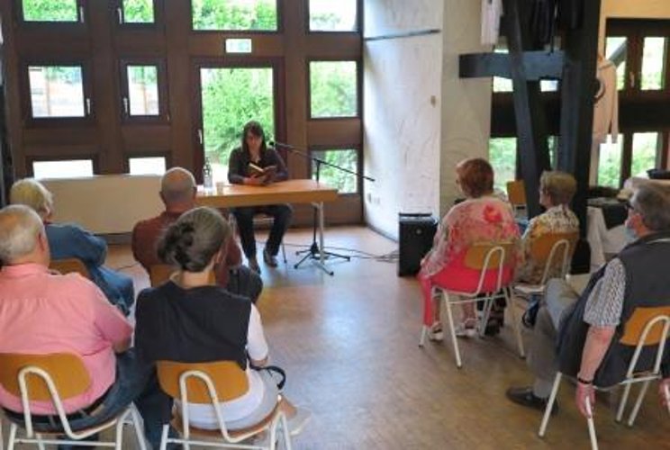 Susanne Fuß las aus ihrem neuesten Buch im gut besetzten Köllenhof. (Foto: Gemeinde Wachtberg/mm)