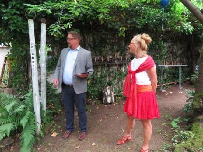 Monika Clever mit Beigeordnetem Swen Christian bei der Ausstellungseröffnung. (Foto: Gemeinde Wachtberg/mm)