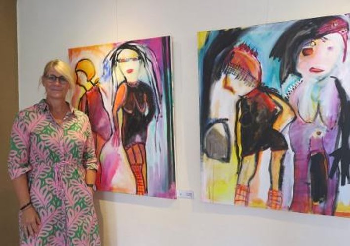 Atelier MOJA: Kirsten Abersfelder vor „Catwlk“ (li.) und „Moulin Rouge“. (Foto: Gemeinde Wachtberg/mm)