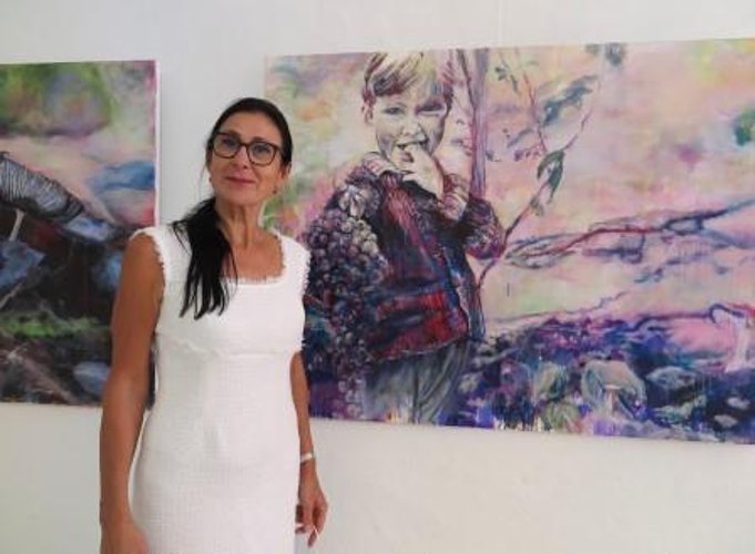 Atelier MOJA: Marcela Beran vor ihrem Bild nach einem 60er-Jahre Kinderfoto. (Foto: Gemeinde Wachtberg/mm)