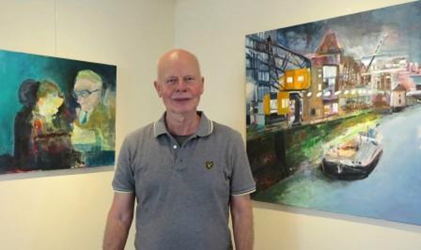 Atelier MOJA: Thomas Focken vor seinem Bild nach einem Foto von ihm als Kind mit seinem Großvater. (Foto: Gemeinde Wachtberg/mm)