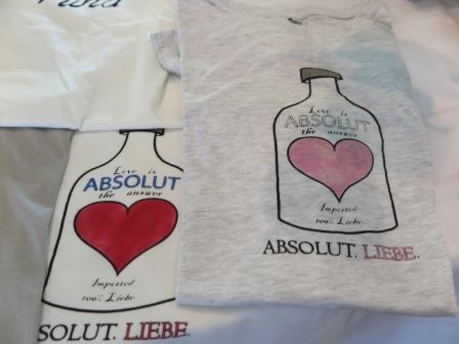 Kunstvoll mit u.a. T-Shirts aus Öko-Baumwolle von Benedikt Clemens. (Foto: Gemeinde Wachtberg/mm)