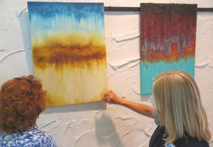 Kunstvoll mit u.a. interessant strukturierten Arbeiten von Susanne Feldes. (Foto: Gemeinde Wachtberg/mm)