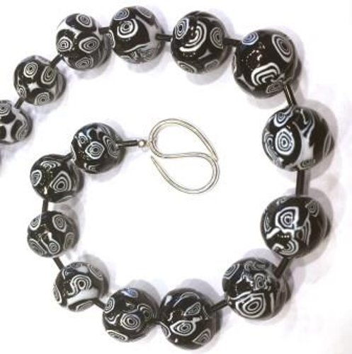 Kunstvoll mit u.a. Unikat-Schmuck aus Muranoglas und Silber von Anne Mahn. (Foto: A. Mahn)