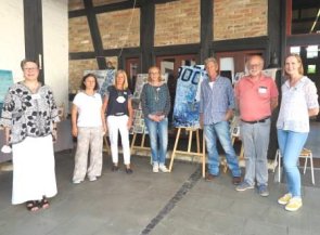 Kunstvoll mit (v.l.) Anne Mahn, Catherin Klausch, Susanne Feldes, Corinna Relles, Dave Deighton, Uwe und Alexandra Riecken (es fehlt Benedikt Clemens). (Foto: Gemeinde Wachtberg/mm)