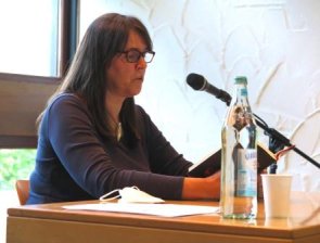 Susanne Fuß las aus ihrem neuesten Buch „In Zeiten des Tulpenwahns“. (Foto: Gemeinde Wachtberg/mm)