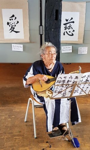 Akiko Elisabeth Burian berührte mit ihrem Spiel auf der Mandoline. (Foto: Gemeinde Wachtberg/mf)