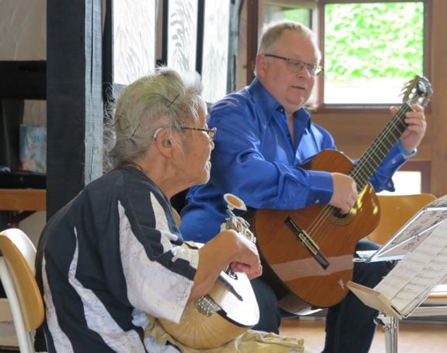 Schönes Zusammenspiel - Akiko E. Burian an der Mandoline und Sergei Kudriaschow auf der Gitarre. (Foto: Gemeinde Wachtberg/mm)