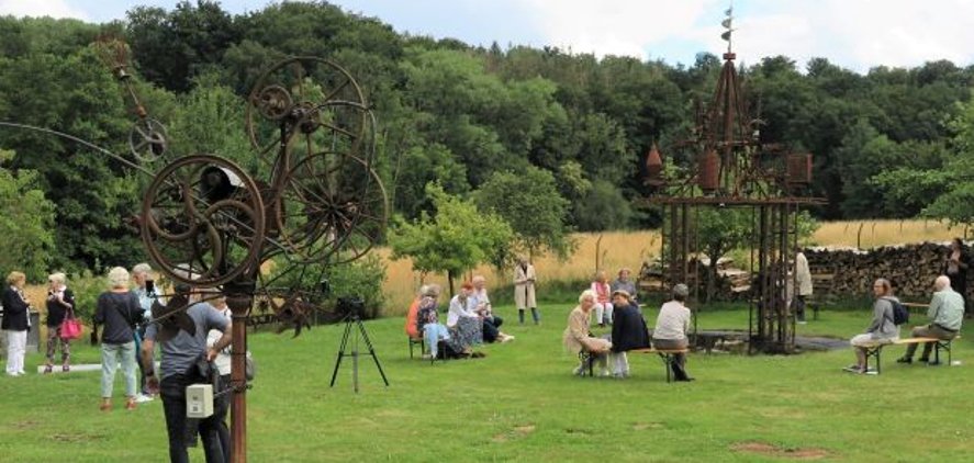 Moving Art Garden: Blick in den vorderen Teil des Gartens mit Kunstmaschinen von Willi Reiche. (Foto: Gemeinde Wachtberg/mm)