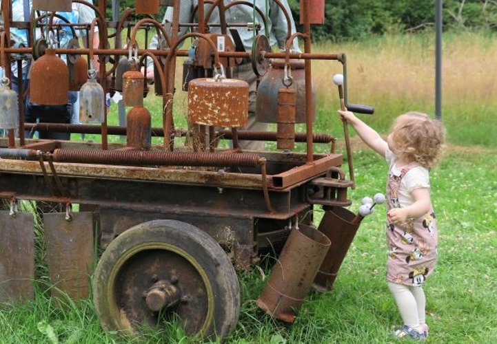 Schon die ganz Kleinen hatten sichtlich Spaß an Reiches Kunstmaschinen. (Foto: Gemeinde Wachtberg/mm)