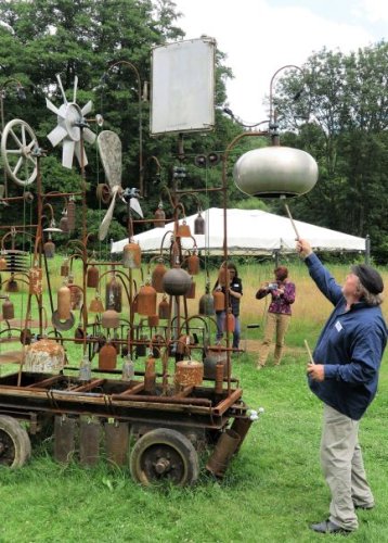 Willi Reiche erklärt seine Installation „Idiophonie“. (Foto: Gemeinde Wachtberg/mm)