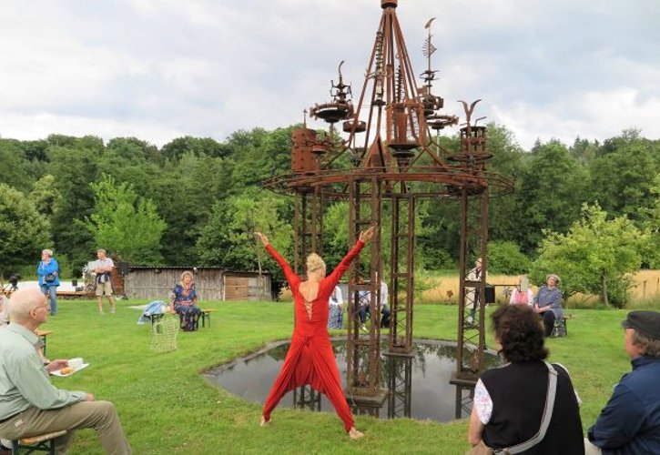 Beeindruckende Tanzperformance von Lotta Svalberg an Reiches Kunstobjekt „Holy Prong“. (Foto: Gemeinde Wachtberg/mm)