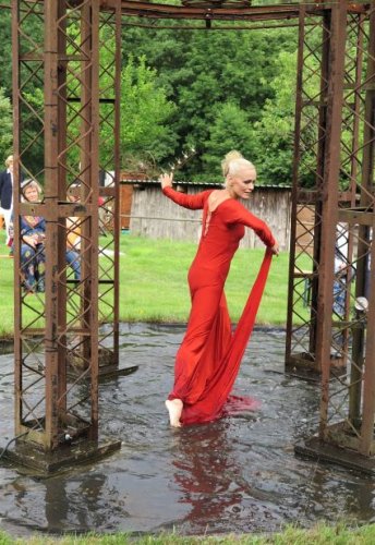 Beeindruckende Tanzperformance von Lotta Svalberg an Reiches Kunstobjekt „Holy Prong“. (Foto: Gemeinde Wachtberg/mm)