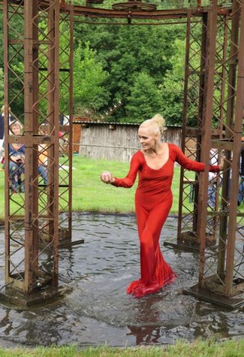 Beeindruckende Tanzperformance von Lotta Svalberg an Reiches Kunstobjekt „Holy Prong“. (Foto: Gemeinde Wachtberg/mm)