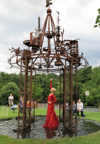 Beeindruckende Tanzperformance von Lotta Svalberg an Reiches Kunstobjekt „Holy Prong“. (Foto: Gemeinde Wachtberg/mm)