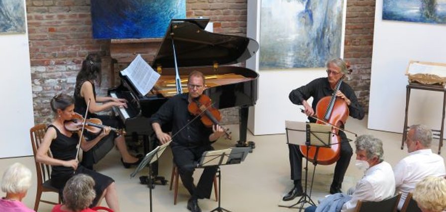 Eröffnungskonzert mit Elisa Wittbrodt (Geige), Robert Wittbrodt (Bratsche, Gitarre), Bernhard Zapp (Cello) und Gabriela Pullen (Klavier). (Foto: Gemeinde Wachtberg/mm)