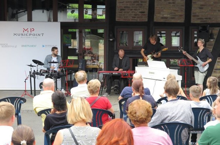Marios Musikschule: Benefizkonzert… mit einem Auftritt der „Dozenten-Band“. (Foto: Gemeinde Wachtberg/mm)