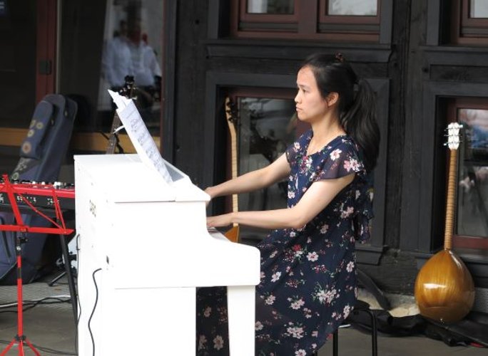 Marios Musikschule: Benefizkonzert… mit einem Soloauftritt am Klavier. (Foto: Gemeinde Wachtberg/mm)