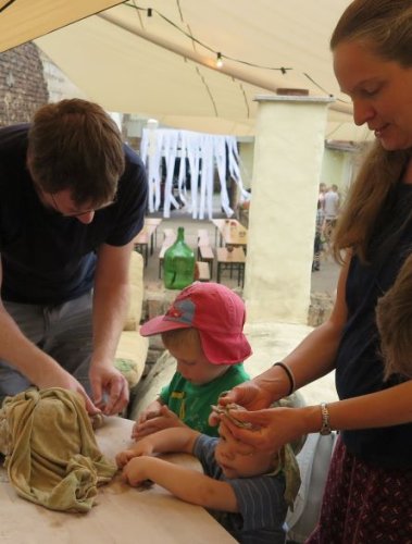 Familientöpfern bei Linda Dieye. (Foto: Gemeinde Wachtberg/mm)