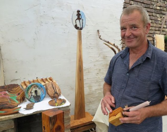 Ludwig Kessel – seltenes Holz ist seine Passion. (Foto: Gemeinde Wachtberg/mm)