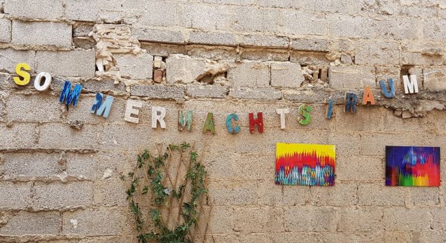 Sommernachtstraum – das Motto bei Biancos, daneben Bilder von Sia Korthaus. (Foto: Gemeinde Wachtberg/mf)