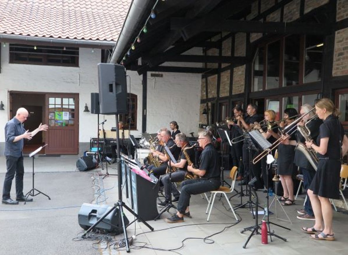 Die Blue Moods Big Band beim Sommerabendkonzert im Innenhof des Köllenhofs. (Foto: Gemeinde Wachtberg/mm)