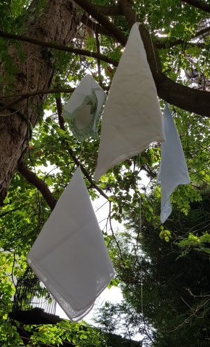 Monika Clevers Installation "Tränenschleier". (Foto: Gemeinde Wachtberg/mf)
