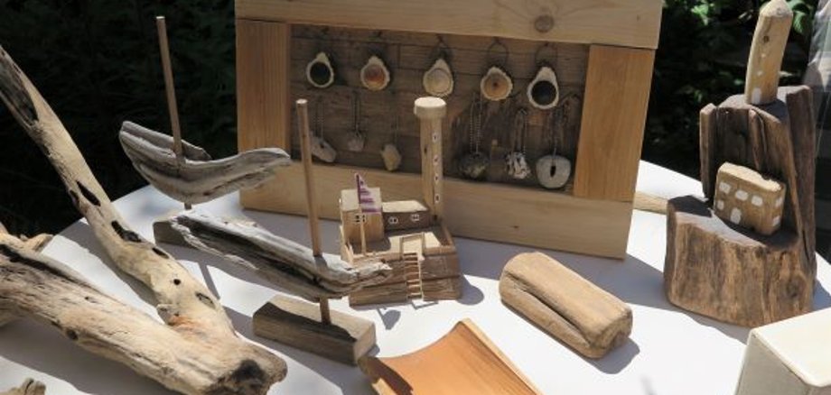 Lustige Häuschen aus Schwemmholz, Schmuckanhänger aus edlen Hölzern von Andreas Grimm. (Foto: Gemeinde Wachtberg/mm)