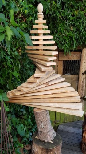 Spiral-Holzobjekt von Andreas Grimm – mal nicht aus Schwemmholz. (Foto: Gemeinde Wachtberg/mf)