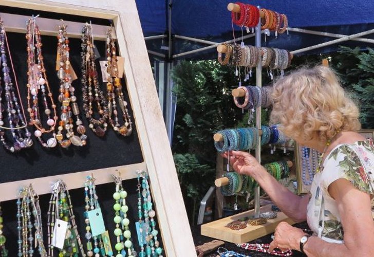 Glasperlenschmuck von Jutta Galle. (Foto: Gemeinde Wachtberg/mm)