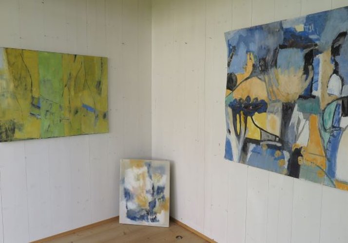 Westheide: Im Garten-Atelier – (v.l.) „Rapsfeld“, „Ohne Titel“, „Madeira“ (Acryl). (Foto: Gemeinde Wachtberg/mm)