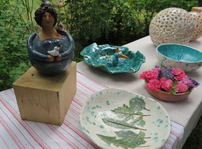 Schönes Blattmotiv auf Tellern von Petra Link. (Foto: Gemeinde Wachtberg/mm)