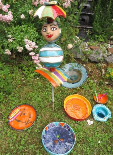 Bunte Schalen und Stelen von Ulla Schallenberg. (Foto: Gemeinde Wachtberg/mm)