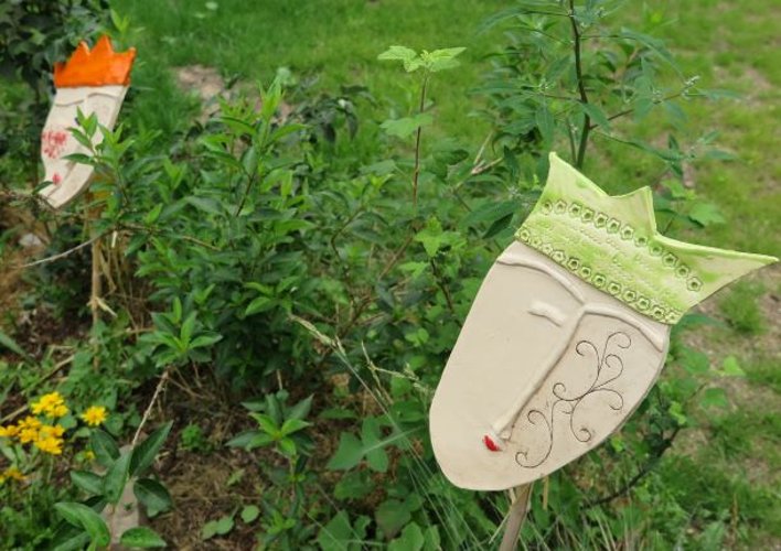 Im Blumenbeet… „Könige“ von Renate Zgaga. (Foto: Gemeinde Wachtberg/mm)