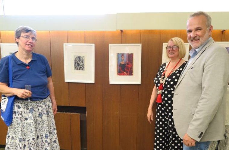 Unvergessen - Bürgermeister Jörg Schmidt, Maria Kontz (2.v.r.) und die Gäste freuten sich bei der Vernissage über die neuerliche Würdigung von Gitta Briegleb. (Foto: Gemeinde Wachtberg/mm)