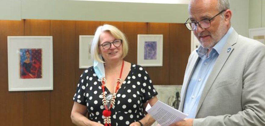 Bürgermeister Jörg Schmidt freute sich mit Maria Kontz über die seit Corona nun wieder erste Ausstellung im Rathaus. (Foto: Gemeinde Wachtberg/mm)