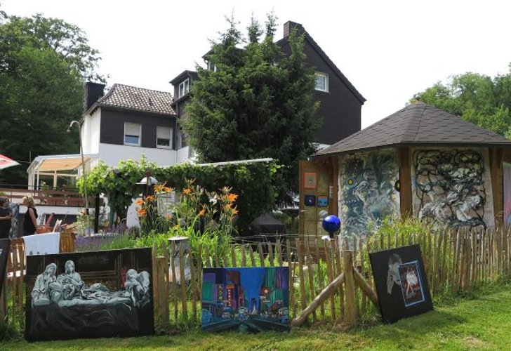 Frank Fammels stellte seine Bilder rund ums Gartenhäuschen aus. (Foto: Gemeinde Wachtberg/mm)