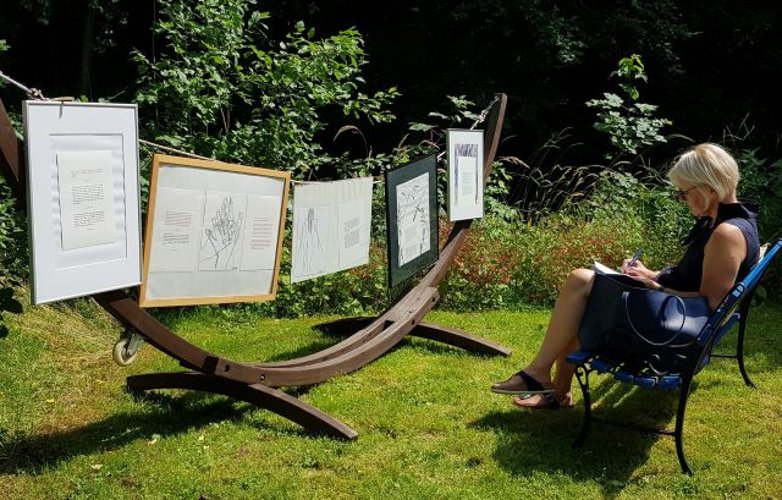 Poetisches und Besinnliches von Nina Fammels im Garten. (Foto: Gemeinde Wachtberg/mm)