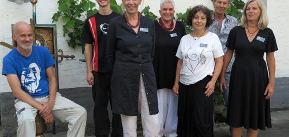Schwarzmalerei – mit (v.l.) Michael Thomas, Leon Windolf, Corinna Relles, Sabine Güster, Catherin Klausch, Dave Deighton und Susanne Feldes. (Foto: Gemeinde Wachtberg/mm)