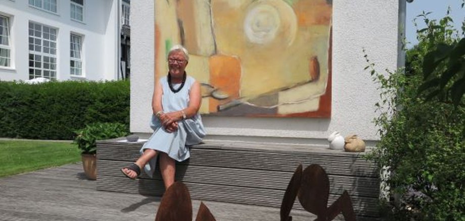 Hiltrud Westheide vor ihrem Bild „Golfleidenschaft“ (Acryl). (Foto: Gemeinde Wachtberg/mm)