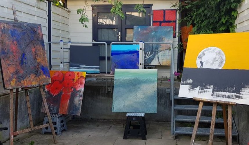 Bilder in Öl und Acryl auf der Atelierterrasse. (Foto: Gemeinde Wachtberg/mf)