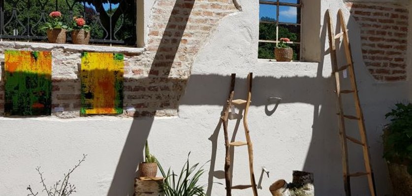 Urige Holzleitern von Ludwig Kessel neben moderner Kunst von Sia Korthaus. (Foto: Gemeinde Wachtberg/mf)