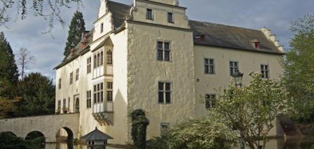 Burg Odenhausen: Regen…. aber Musiker und Gäste ließen sich davon nicht abschrecken und warteten geduldig ab. (Foto: Wolfgang Vieten)