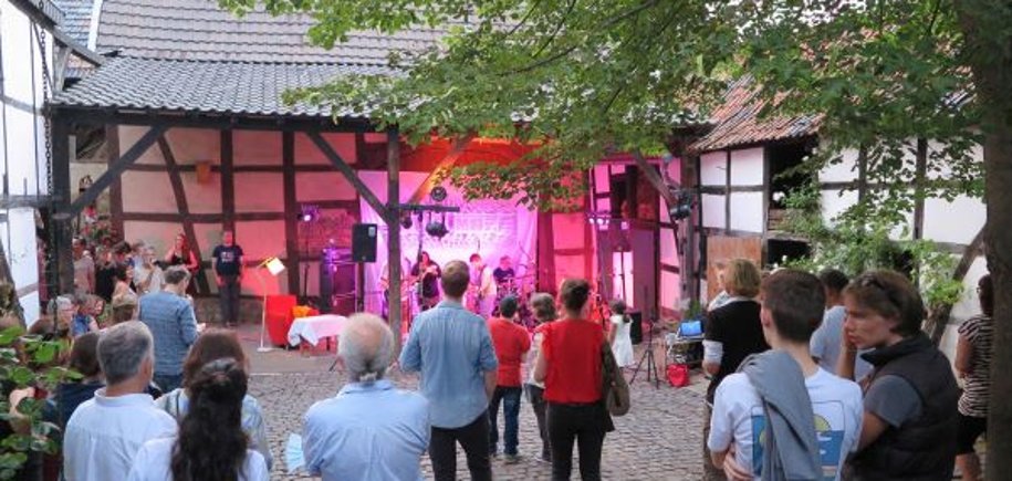 Rock im Hof – in der schönen Fachwerkanlage von Küper-Reber. (Foto: Gemeinde Wachtberg/mm)